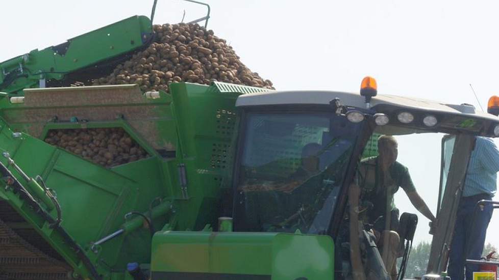 De volle bunker ging direct met de kipper naar de klaarstaande vrachtauto's op het erf.