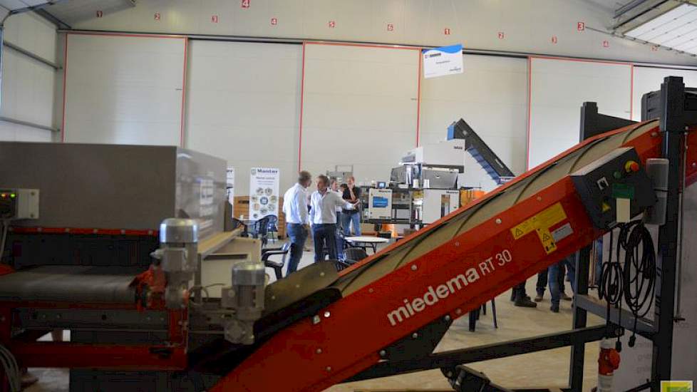Nieuw op de Aardappeldemodag is het Holland Process Paviljoen: een complete verpakkingslijn die aardappelen wast, sorteert, weegt en verpakt. Deze lijn was opgesteld in een naastgelegen akkerbouwbedrijf.