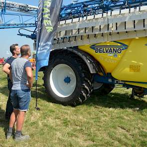 Enkele telers bestuderen een veldspuit van Delvano die is voorzien van een Wingssprayer-systeem. De spuit is van gebroeders Weststrate.