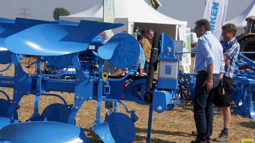 Machines en werktuigen stonden achter op het veld bij de rooidemonstraties.