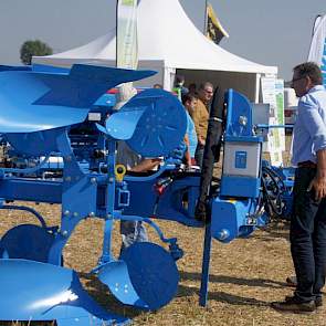 Machines en werktuigen stonden achter op het veld bij de rooidemonstraties.
