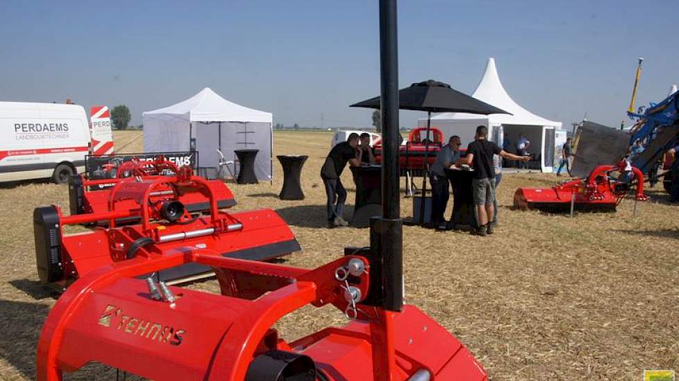 Grondbewerking, pootmachines en spuiten waren daar opgesteld.