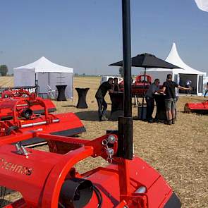 Grondbewerking, pootmachines en spuiten waren daar opgesteld.