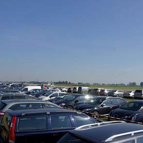 Het grote parkeerterrein op het perceel voor PPO Westmaas was gedurende de hele dag volgeparkeerd.