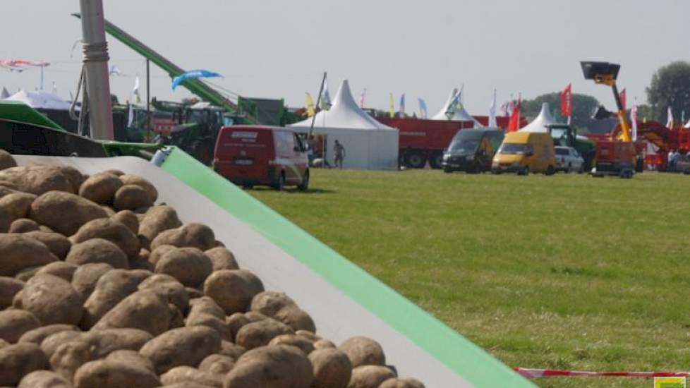 Gerooide aardappelen werden op het erf direct in vrachtwagens geladen.