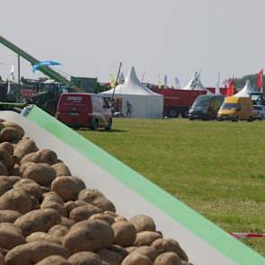 Gerooide aardappelen werden op het erf direct in vrachtwagens geladen.