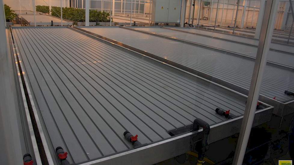 In de compartimenten waar ziektes op de planten worden gebracht is alles hermetisch afgesloten en verdwijnt niets naar buiten dat een bedreiging kan zijn voor de buitenwereld. Inoculum van ziektes uit het lab kan automatisch en gelijkmatig door het hele c