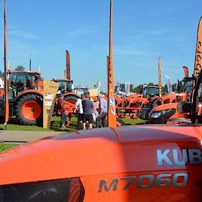 De Japanse machinefabrikant Kubota, relatief nieuw op de Nederlandse markt, toont zijn brede aanbod aan landbouwvoertuigen en -werktuigen: van trekkers tot kunstmeststrooiers en zaaimachines.