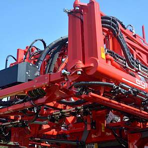 De veldspuiten van Agrifac zijn voorzien van de FastFoldPlus. Met deze techniek kunnen akkerbouwers de spuitboom sneller en makkelijker in- en uitvouwen. Deze techniek is in te bouwen op veldspuiten vanaf bouwjaar 2013.