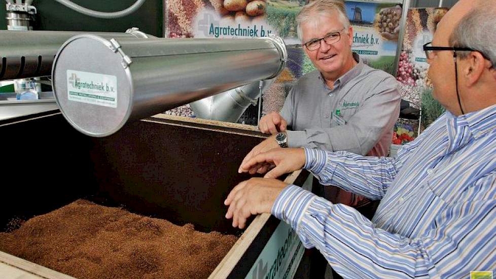 Jan Appelman van Agratechniek showt zaad drogen.