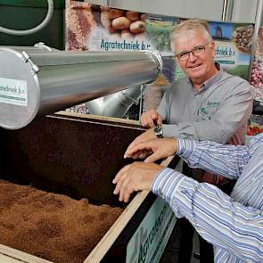 Jan Appelman van Agratechniek showt zaad drogen.