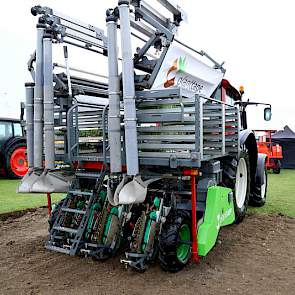 De Planttape-machine werkt volgens Mark Dekker van Bejo nog nauwkeuriger dan gewone precisieplanters.