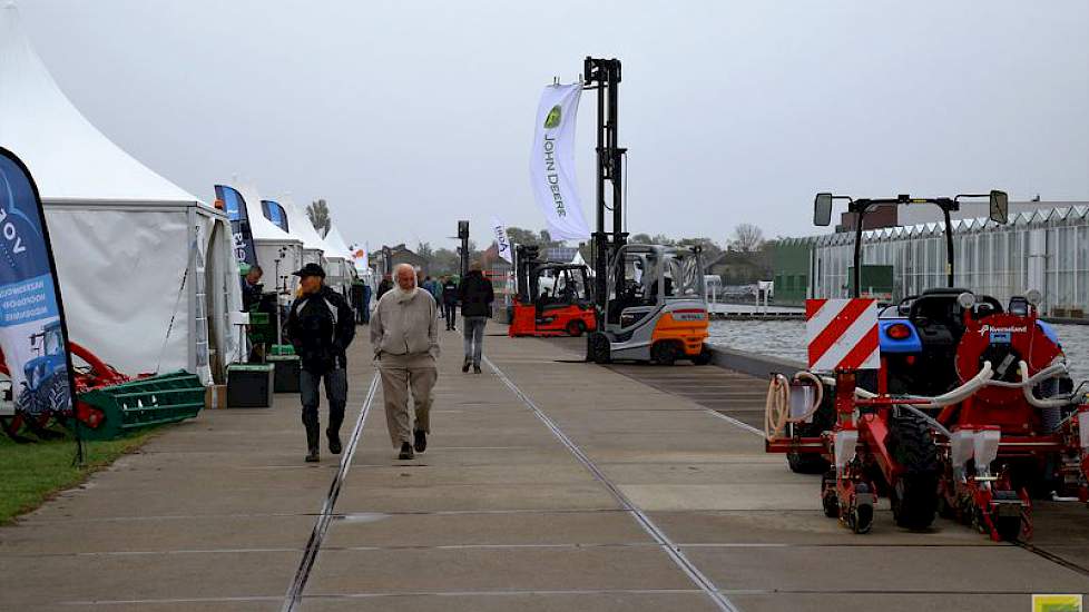 Mechanisatiebedrijven, toeleveranciers en andere bedrijven uit de groenteketen presenteren zich op het terrein in Warmenhuizen. Donderdag was het weer wat minder goed en trok het publiek veel naar binnen. De rest van de week was het uitstekend weer voor d