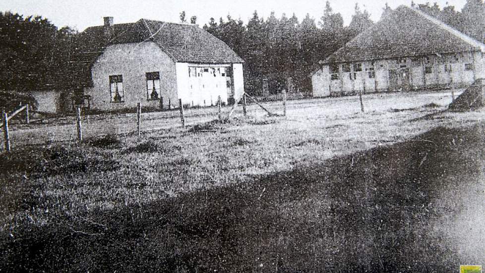 En diezelfde boerderij in de oorlogsjaren. Duidelijk zichtbaar zijn op het linkergebouw (het latere woonhuis) de geschilderde ramen en de grote hangardeuren.