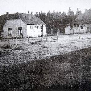 En diezelfde boerderij in de oorlogsjaren. Duidelijk zichtbaar zijn op het linkergebouw (het latere woonhuis) de geschilderde ramen en de grote hangardeuren.