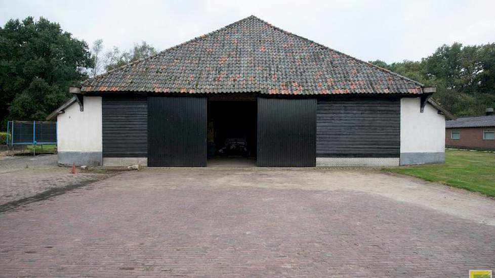 Bij deze hangar zijn de brede hangardeuren verwijderd omdat ze niet meer bruikbaar waren. De ingang is versmald met houten planken.