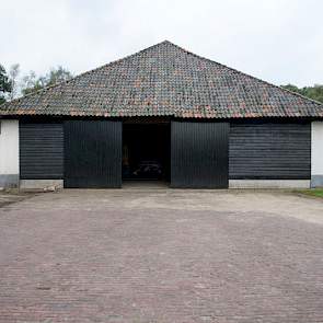 Bij deze hangar zijn de brede hangardeuren verwijderd omdat ze niet meer bruikbaar waren. De ingang is versmald met houten planken.