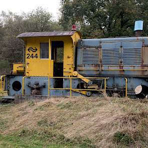 In 1941 werd door de Luftwaffe een 13 kilometer lange spoorlijn aangelegd van station Wolfheze naar de Fliegerhorst Deelen. De spoorlijn was met name bedoeld voor het transport van bouwmaterialen voor het vliegveld en voor het vervoer van benzine en munit