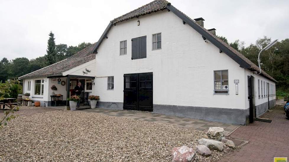 Eén hangar is na de oorlog omgebouwd tot woonhuis in combinatie met een stal. Hiervoor zijn ramen en deuren in de 68 cm dikke muren gehakt. Aan de voorzijde van de hangar (rechts op de foto) is een stuk aangebouwd, zodat er voldoende ruimte kwam voor het