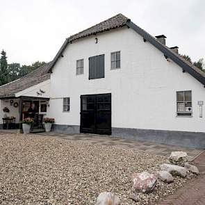 Eén hangar is na de oorlog omgebouwd tot woonhuis in combinatie met een stal. Hiervoor zijn ramen en deuren in de 68 cm dikke muren gehakt. Aan de voorzijde van de hangar (rechts op de foto) is een stuk aangebouwd, zodat er voldoende ruimte kwam voor het