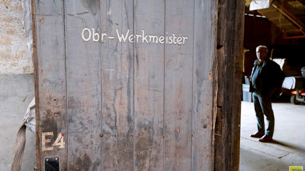 Overal vind je sporen van het Duitse verleden. In één van de hangars staan op de deuren nog de functies van degenen die werkten in de ruimtes er achter, zoals deze met de tekst Obr. Werkmeister. Op een tegenoverliggende deur staat Triebwerkschlosser.