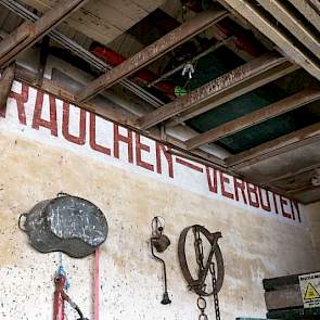 In de tweede schuur staat nog met grote rode letters op een wit vlak de tekst Rauchen verboten. De zolder is half over de letters heen gebouwd. Varekamp vermoedt dat de Duiters deze zolder er later in hebben aangebracht, om de ruimte kleiner te maken en d