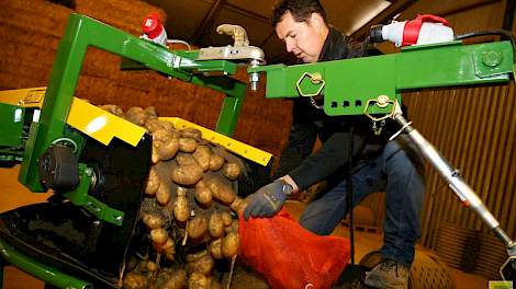 Luc Remijn van Delphy vult netzakken met aardappelen.