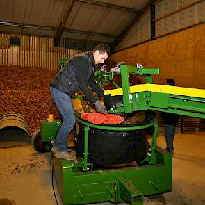 De zakken gaan tijdens het inschuren via de boxenvuller in de bewaring.