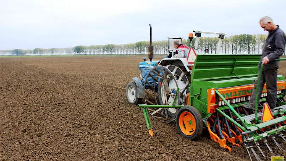 28 oktober: 22 wintertarwerassen gaan de grond in, op een perceel van akkerbouwbedrijf Parlevliet Agro, tegenover het hoofdkantoor van Limagrain Nederland.