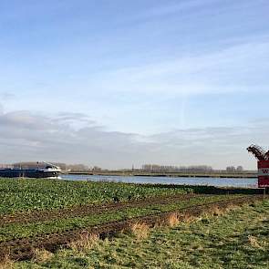 Johan van Beek is ‘op een mooie plek met de rooier aan het bieten rooien, met uitzicht op het Spui’.