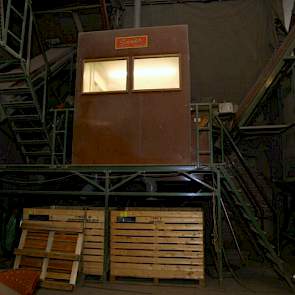 Hegge sorteert met een bunkersorteerder van Schouten. Deze machine is al wel vijftien jaar oud, vertelt hij. ‘Hij bevalt ons goed en hij doet zijn werk nog goed, dus voor ons is het nog geen tijd voor vervanging.’ De leeskamer is gebouwd boven de kisten v