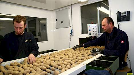 Mario (links) en zijn vader Johannes Sijtsma lezen samen een partij Hansa’s. Het is aangenaam warm in de leeskamer dankzij een verwarming en verwarmde voetplaten. Door de isolatie is de ontvangst voor de radio erg slecht, maar daar heeft Mario een oplossi