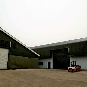 In de schuur aan de linkerkant, uit 1989, worden aardappelen gekoeld op buitenlucht, de andere schuur (bouwjaar 2011) heeft drie grote koelcellen voorzien van mechanische koeling. In deze schuur staat ook de sorteermachine.