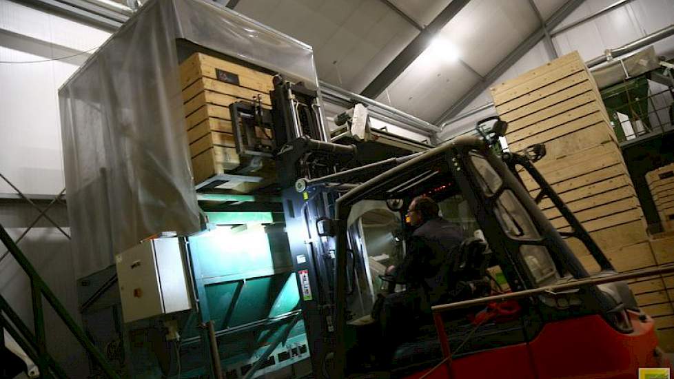 Sijtsma leegt de kisten in de groene bunker, deze aardappelen gaan rechtstreeks naar de leeskamer. Deze aardappelen zijn al op maat gesorteerd. Sijtsma heeft een schudsorteerder van Schouten. Een compacte machine, vindt de akkerbouwer. Het is de derde win