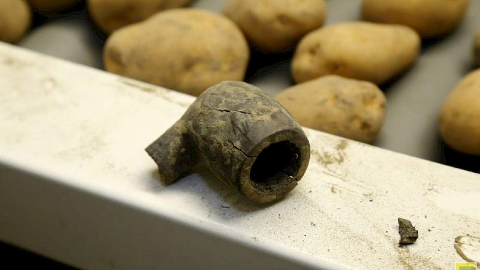 En ja, ook vinden ze af en toe iets aparts, zoals een restant van een pijp. ‘We zijn al veel bijzondere dingen tegengekomen; potjes, een oortje van een kopje.’