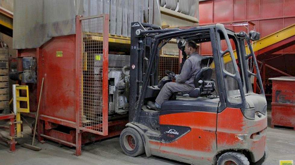 Allround medewerker Rene Geschiere verzorgt alle voorkomende werkzaamheden rond het sorteren: de aanvoer van kisten met ongesorteerde aardappelen, afvoer van gevulde kisten, hij tapt de bunkers af als ze vol zijn, etc.