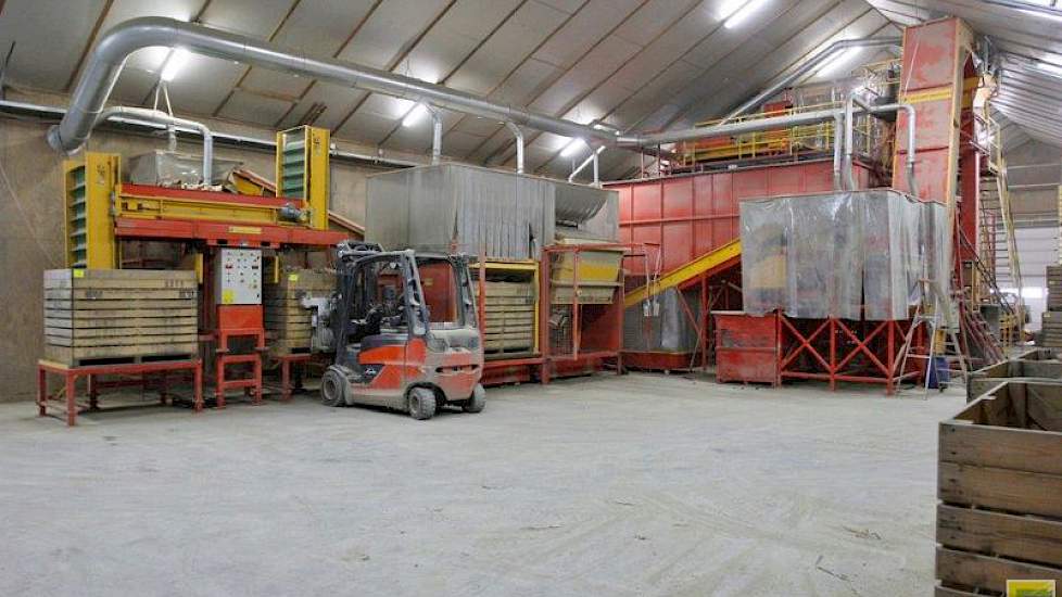 De sorteerinstallatie is van het merk Bijlsma Hercules. De machine is volledig voorzien van stofafzuiging van Jongejans: het stof wordt direct naar boven afgezogen. De kistenkantelaar is nog voorzien van plastic stroken, die ook weer voorkomen dat stof de