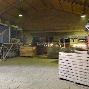 Overbeeke heeft een sorteermachine van Dijkstra, aangeschaft in het jaar 1999. Afgelopen jaar heeft hij de machine wat gemoderniseerd: de leeskamer en de voorraadbunkers zijn nieuw. De sorteerinstallatie staat in twee schuren: het op maat sorteren gebeurt