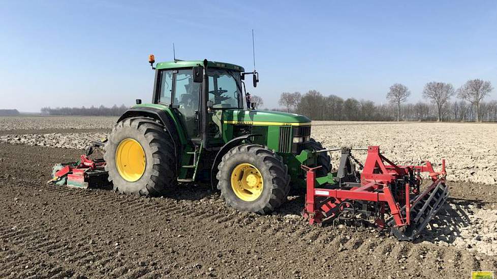 Maatschap Groeneweg uit Slootdorp rijdt bietenland los.