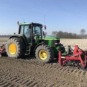 Maatschap Groeneweg uit Slootdorp rijdt bietenland los.