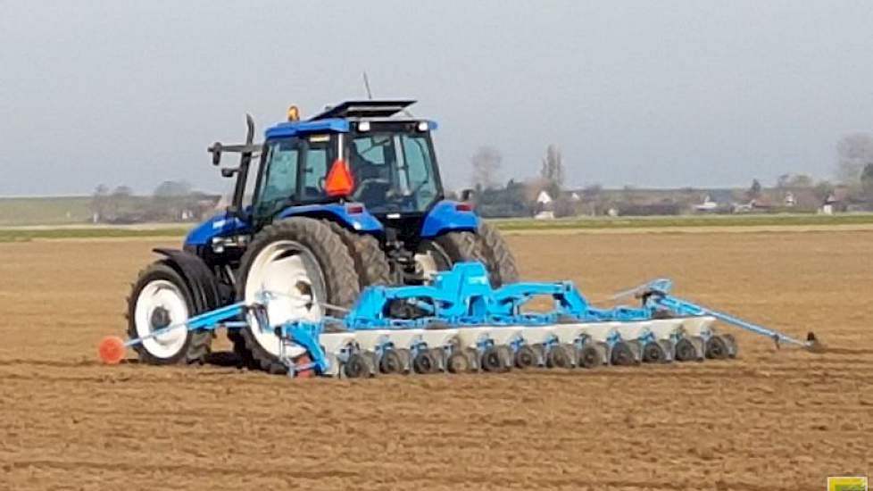 Bij Gerard Mangnus in Ossenisse zijn gisteren de bieten gezaaid.