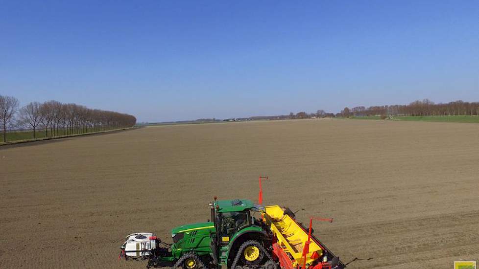 Rinus van Rossum, medewerker bij Van Iperen, twitterde een foto van plaatsspecifiek uien planten door loonbedrijf SVZ.