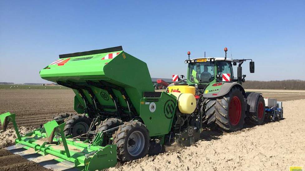 Ook bij groot akkerbouwbedrijf KMWP worden aardappelen gepoot. ‘Frieslanders planten in de Calandpolder’, twittert Vincent Coolbergen.