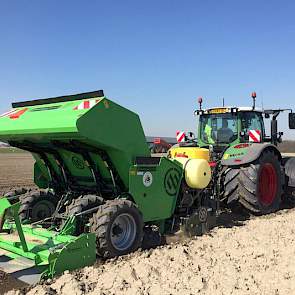 Ook bij groot akkerbouwbedrijf KMWP worden aardappelen gepoot. ‘Frieslanders planten in de Calandpolder’, twittert Vincent Coolbergen.