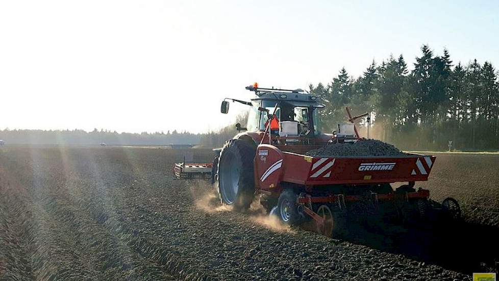 Akkerbouwer Jan Reinier de Jong uit Odoorn is aan het poten. ‘Wat een geweldig weer. De aardappels gaan mooi de grond in.’