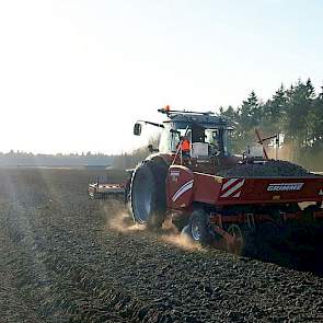 Akkerbouwer Jan Reinier de Jong uit Odoorn is aan het poten. ‘Wat een geweldig weer. De aardappels gaan mooi de grond in.’