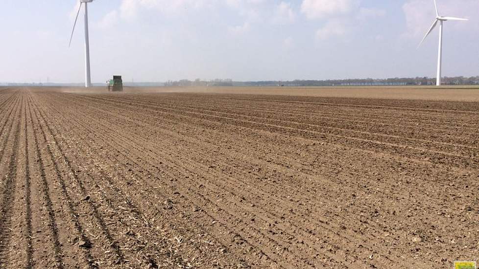 Het perceel is ongeveer 900 meter lang.