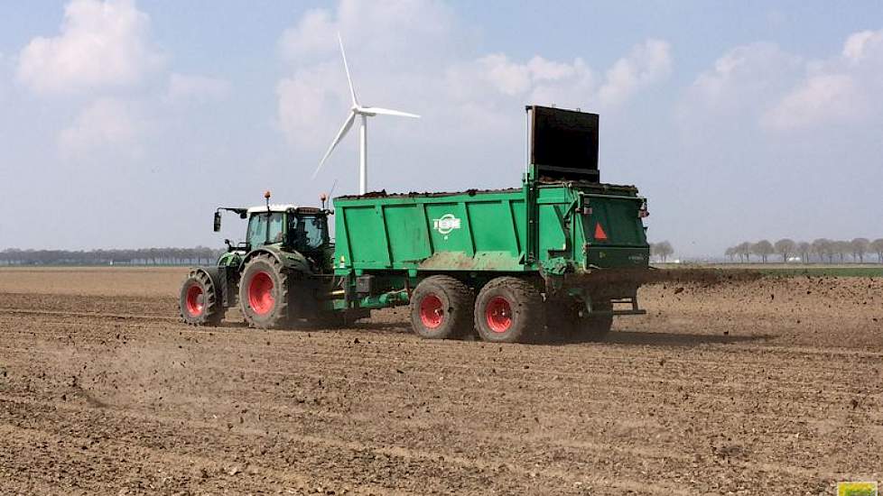 Het valt de akkerbouwer nog wat tegen hoeveel compost er op de baan van 18 meter ligt na het strooien.