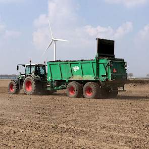 Het valt de akkerbouwer nog wat tegen hoeveel compost er op de baan van 18 meter ligt na het strooien.