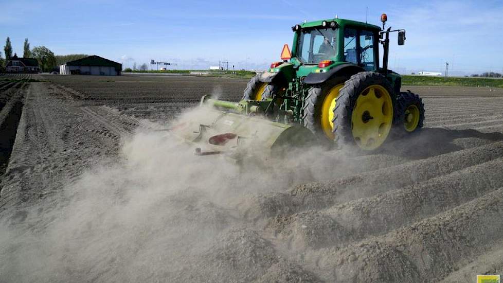 De grond bij Van der Spek was al aardig droog. „Het stuift behoorlijk”, zegt Visser. Op dinsdag deed hij dit werk. Later in de week kon hij met bietenspuiten met het lage doseringssysteem (LDS) beginnen. „We hebben in de tarwe al onkruid gepakt en gaan vo